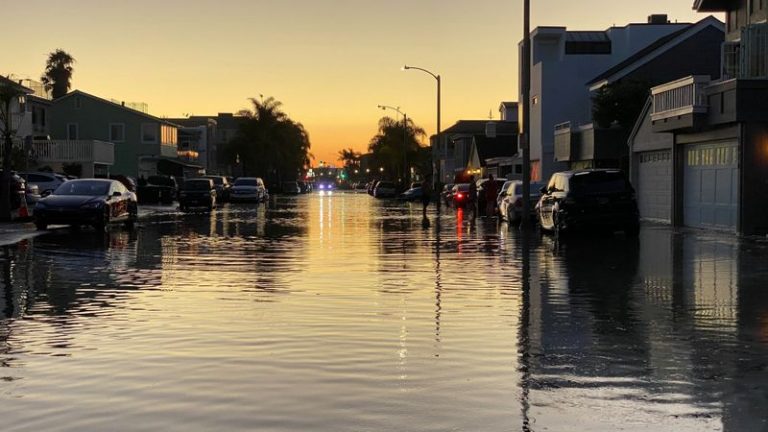 LYNXMPEG6818B.jpg,Foto de archivo de una calle inundada en Newport Beach, California. 
Jul 3, 2020, Imagen obtenida de redes sociales
@SURFLICK BRANDON YAMAWAKI/via REUTERS 
ESTA IMAGEN FUE SUMINISTRADA POR UNA TERCERA PARTE, CRÉDITO OBLIGATORIO, PROHIBIDA SU REVENTA O USO COMO ARCHIVO 
; Crédito: @SURFLICK BRANDON YAMAWAKI, Reuters