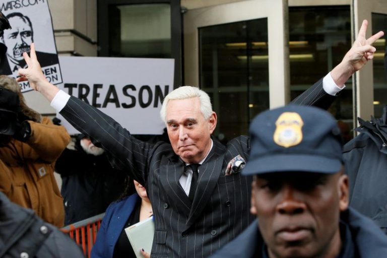 LYNXMPEG6A005.jpg,Foto de archivo de Roger Stone saludando tras una audiencia en un caso en su contra en una corte de distrito en Washington. 
Feb 1, 2019. REUTERS/Jim Bourg; Crédito: Jim Bourg, Reuters