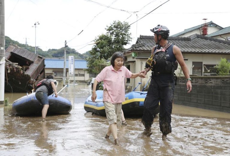 LYNXNPEG6308F.jpg,Un rescatista ayuda a los residentes locales en una zona inundada causada por una fuerte lluvia a lo largo del río Kuma en Hitoyoshi, prefectura de Kumamoto, en el sur de Japón, en esta foto tomada por Kyodo el 4 de julio de 2020. Kyodo/vía REUTERS ; Crédito: KYODO, Reuters