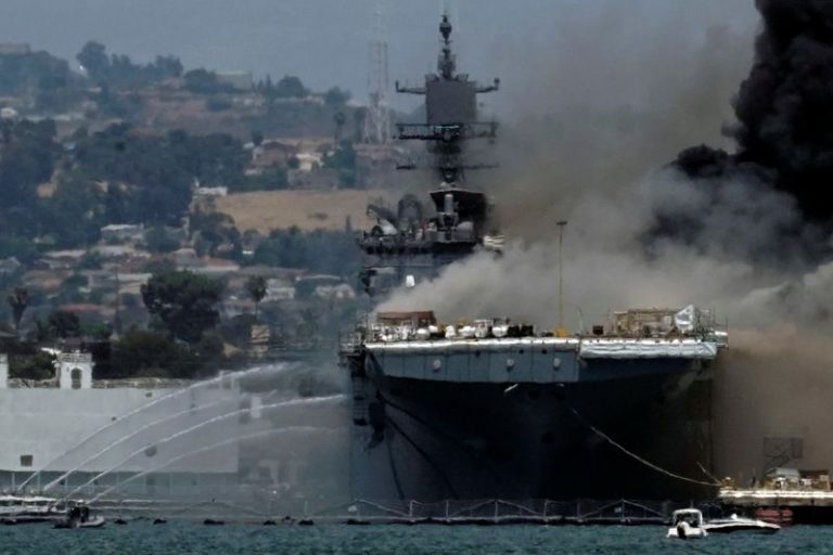 LYNXNPEG6B0I6.jpg,Botes de extinción de incendios rocían agua sobre el buque de asalto anfibio USS Bonhomme Richard en la Base Naval de San Diego, visto desde Coronado, EEUU, 12 julio 2020.
REUTERS/Bing Guan; Crédito: BING GUAN, Reuters