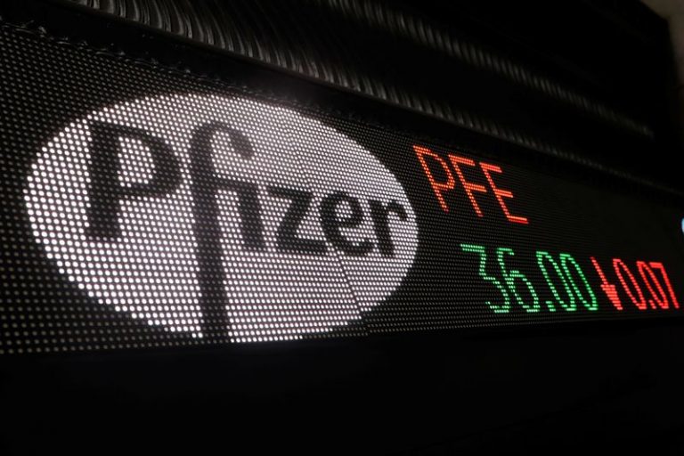 LYNXNPEG6C0QC.jpg,FOTO DE ARCHIVO. El logo de Pfizer se ve en un monitor de la Bolsa de Nueva York, en Estados Unidos. 5 de diciembre de 2017. REUTERS/Lucas Jackson.; Crédito: LUCAS JACKSON, Reuters