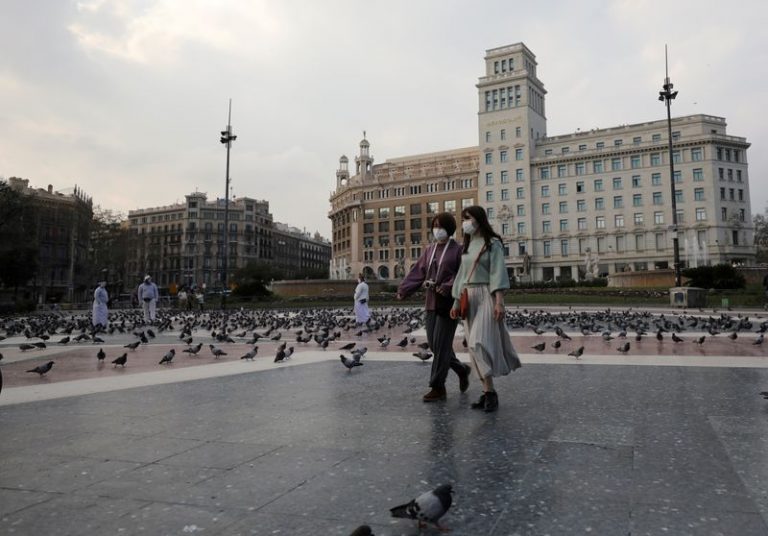 LYNXNPEG6C1B5.jpg,Imagen de archivo de mujeres usando mascarillas mientras caminan por una vacía Plaça de Catalunya, en medio de las preocupaciones por la pandemia del coronavirus, en Barcelona, España. 14 de marzo, 2020. REUTERS/Nacho Doce/Archivo; Crédito: Nacho Doce, Reuters