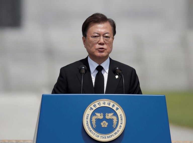 LYNXNPEG6D0DA.jpg,FOTO DE ARCHIVO: El presidente de Corea del Sur, Moon Jae-in, pronuncia un discurso durante la celebración del Día de la Memoria en el cementerio nacional en Daejeon, Corea del Sur,  el 6 de junio de 2020. Lee Jin-man/Pool via REUTERS; Crédito: POOL New, Reuters