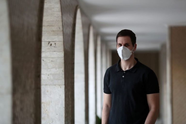 LYNXNPEG6D0YZ.jpg,Luiz Augusto Rizzo, médico y voluntario para el ensayo clínico de una vacuna para el coronavirus, posa en Sao Paulo, Brasil, 8 de julio de  2020. REUTERS/Amanda Perobelli; Crédito: AMANDA PEROBELLI, Reuters