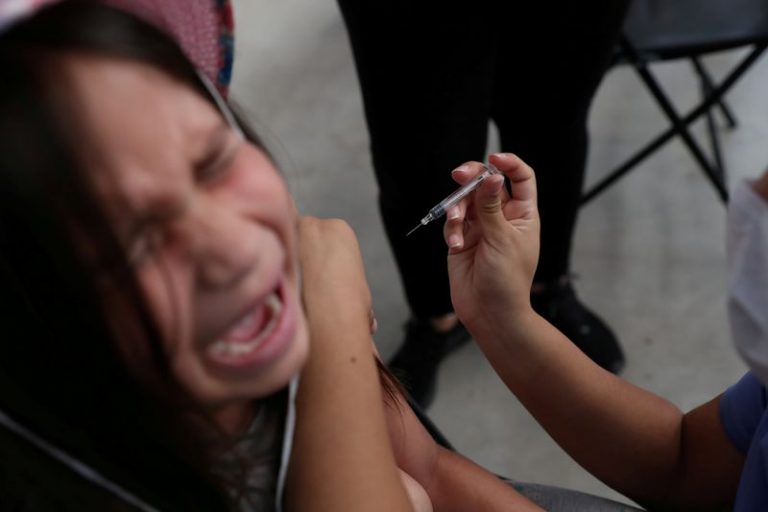 LYNXNPEG6E0YU.jpg,Foto de archivo ilustrativa de una niña siendo vacunada contra la gripe en Santiago de Chile en medio de la pandemia de coronavirus. 
Mar 16, 2020. REUTERS/Ivan Alvarado
; Crédito: Ivan Alvarado, Reuters