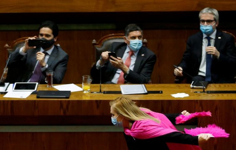 LYNXNPEG6E1WT.jpg,La diputada opositora chilena Pamela Jiles celebra la votación durante una sesión del Congreso que aprobó una reforma constitucional sobre pensiones propuesta por los legisladores de la oposición, en medio de la propagación de la enfermedad coronavirus (COVID-19), en Valparaíso, Chile. 15 de julio de 2020. REUTERS/Rodrigo Garrido; Crédito: Rodrigo Garrido, Reuters