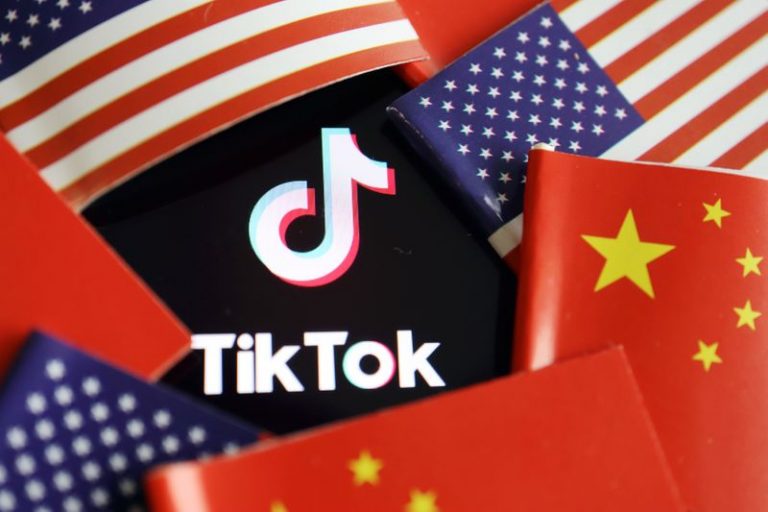 LYNXNPEG6F1P8.jpg,Foto ilustrativa del logo de TikTok junto a banderas de EEUU y China. 
Jul 16, 2020. REUTERS/Florence Lo
; Crédito: FLORENCE LO, Reuters