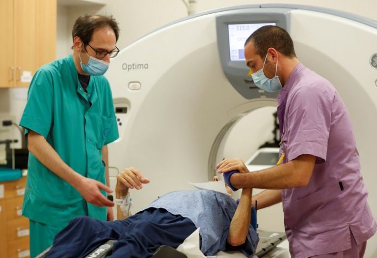 LYNXNPEG6F1PJ.jpg,IMAGEN DE ARCHIVO. Personal médico ayuda a un paciente antes de un procedimiento en el UPMC San Pietro FBF, en medio del brote dwe coronavirus, en Roma, Italia, Mayo 25, 2020.REUTERS/Yara Nardi; Crédito: Yara Nardi, Reuters