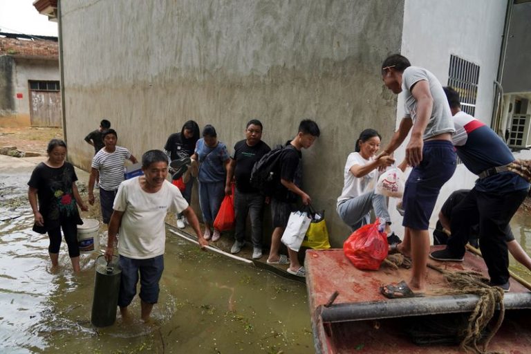 LYNXNPEG6G0BF.jpg,Los residentes varados por las aguas de la inundación suben en un barco en el condado de Poyang, provincia de Jiangxi, China, el 16 de julio de 2020. China Daily via REUTERS; Crédito: CHINA DAILY, Reuters
