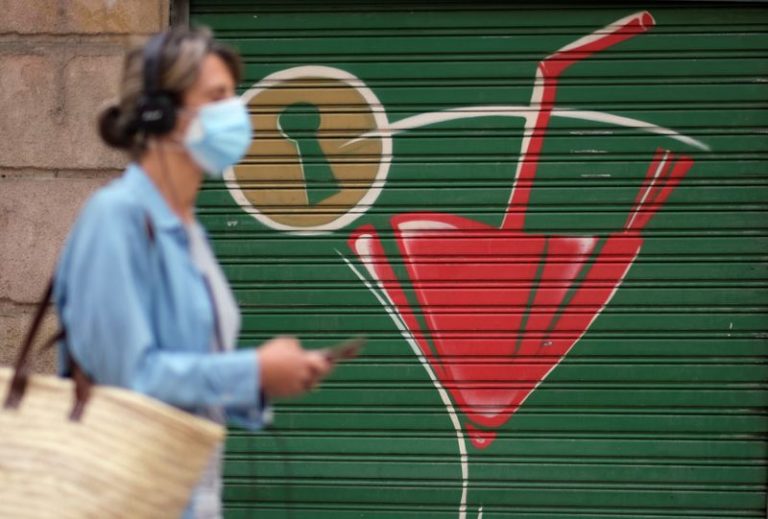 LYNXNPEG6G17U.jpg,Foto del viernes de una mujer con una mascarilla caminando por una calle de Barcelona. 
Jul 17, 2020. REUTERS/Nacho Doce; Crédito: NACHO DOCE, Reuters