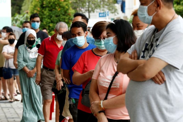 LYNXNPEG6G18O.jpg,Votantes usan mascarillas mientras hacen fila en una mesa electoral durante las elecciones generales, en medio del brote de la enfermedad del coronavirus (COVID-19), en Singapur. 10 de julio de 2020. REUTERS/Edgar Su; Crédito: EDGAR SU, Reuters