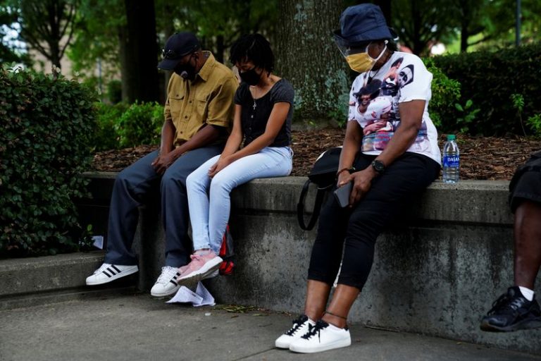 LYNXNPEG6G1C1.jpg,Imagen de archivo de varias personas con mascarilla al exterior de la Iglesia Baptista Ebenezer durante el funeral de Rayshard Brooks, un hombre muerto a tiros por la policía en Atlanta, EEUU. 23 junio 2020. REUTERS/Elijah Nouvelage; Crédito: Elijah Nouvelage, Reuters