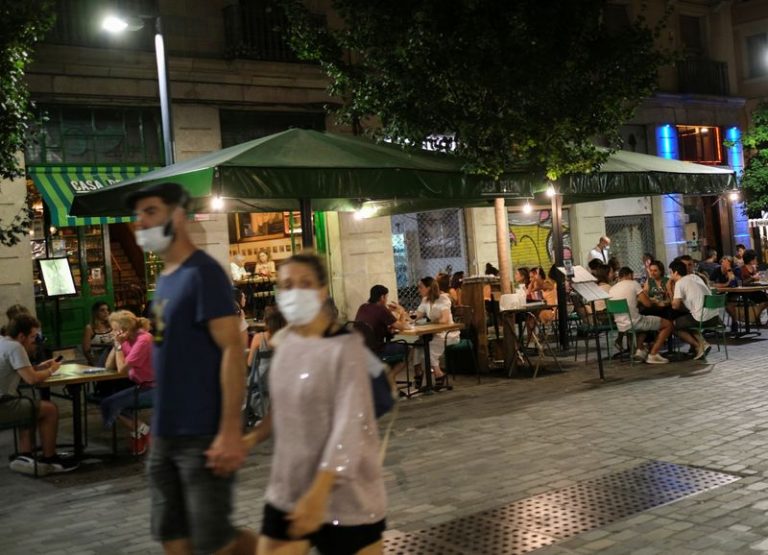 LYNXNPEG6J17V.jpg,People sit on a terrace of a restaurant, after Catalonia's regional authorities and the city council announced restrictions to contain the spread of the coronavirus disease (COVID-19) in Barcelona, Spain July 17, 2020. REUTERS/Nacho Doce; Crédito: NACHO DOCE, Reuters