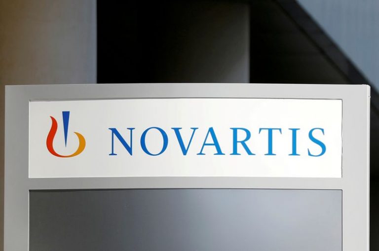 LYNXNPEG6K1BR.jpg,Foto de archivo del logo de Novartis en las oficinas de la empresa en la localidad francesa de Rueil-Malmaison. 
Abril 22, 2020. REUTERS/Charles Platiau
; Crédito: Charles Platiau, Reuters