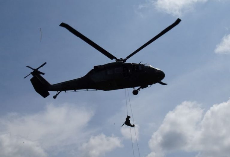 LYNXNPEG6L00T.jpg,Foto de archivo. Un soldado del Ejército desembarca de un helicóptero UH-60 Black Hawk durante una operación de erradicación de cultivos de hoja de coca en Tarazá, en el departamento de Antioquia, Colombia, 10 de septiembre, 2019. REUTERS/Luis Jaime Acosta; Crédito: LUIS JAIME ACOSTA, Reuters