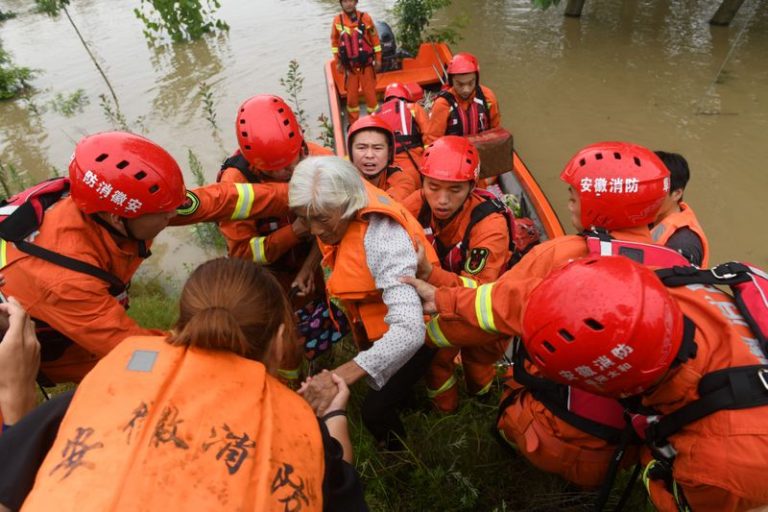 LYNXNPEG6L0I9.jpg,Trabajadores de rescate evacúan a varias personas afectadas por las inundaciones cerca de la presa Wangjiaba en el río Huai, en Funán, provincia de Anhui, China, el 21 de julio de 2020. China Daily via REUTERS  ; Crédito: CHINA DAILY, Reuters