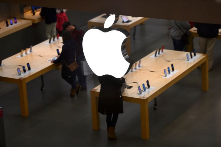LYNXNPEG6L1J4.jpg,An Apple logo is seen at an Apple store as pre-Thanksgiving and Christmas holiday shopping accelerates at the King of Prussia Mall in King of Prussia, Pennsylvania, U.S. November 22, 2019. REUTERS/Mark Makela/Files; Crédito: MARK MAKELA, Reuters