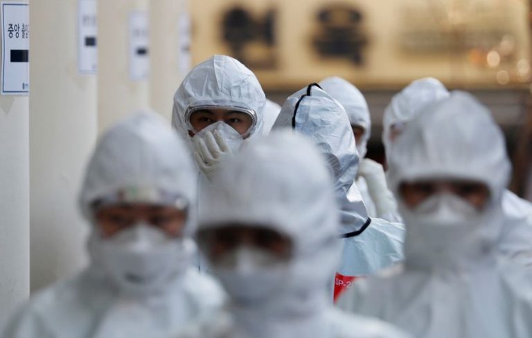 LYNXNPEG6N0ZW.jpg,Imagen de archivo de trabajadores médicos en equipo de protección caminando en un hospital para tratar a pacientes de coronavirus en medio de un aumento de casos confirmados de COVID-19 en Daegu, Corea del Sur. 8 de marzo, 2020. REUTERS/Kim Kyung-Hoon/Archivo; Crédito: Kim Kyung Hoon, Reuters