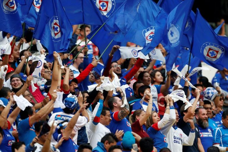 LYNXNPEG6P02X.jpg,Foto de archivo de aficionados de Cruz Azul durante un partido del torneo mexicano. Estadio Azteca, Ciudad de México. 16 de diciembre de 2018.
REUTERS/Henry Romero; Crédito: Array, Reuters