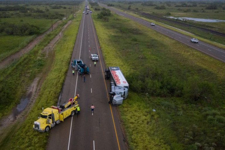 LYNXNPEG6P0M0.jpg,El tráfico está detenido mientras una grúa intenta levantar un camión volcado en la Ruta 77 por los fuertes vientos del huracán Hanna en Sarita, Texas, Estados Unidos. 26 de julio, 2020. REUTERS/Adrees Latif; Crédito: ADREES LATIF, Reuters