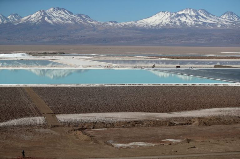 LYNXNPEG6Q0RQ.jpg,FOTO DE ARCHIVO. Imagen de las piscinas de salmuera para la extracción de litio de Albemarle Corp, situadas en un área del Salar de Atacama, en el desértico norte chileno. REUTERS/Ivan Alvarado; Crédito: Ivan Alvarado, Reuters