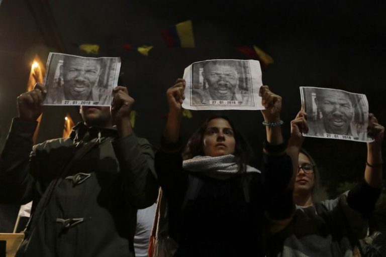 LYNXNPEG6S12F.jpg,FOTO DE ARCHIVO. Manifestantes en Bogotá muestran la fotografía de Temistocles Machado,  un líder social colombiano que fue asesinado. Colombia, julio, 2019. REUTERS/Luisa Gonzalez; Crédito: LUISA GONZALEZ, Reuters