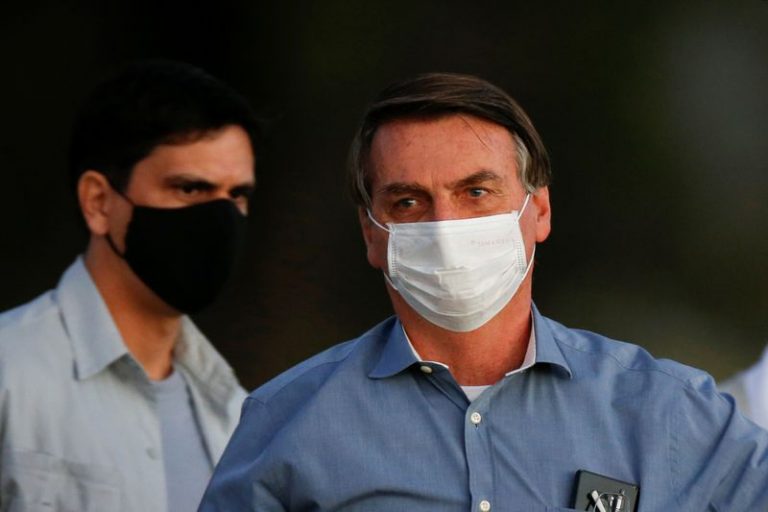 LYNXNPEG6T26C.jpg,Imagen de archivo del presidente de Brasil, Jair Bolsonaro, observando durante una ceremonia de arriado de la bandera nacional en la noche, en medio de la pandemia de COVID-19, en el Palacio Alvorada de Brasilia, Brasil. 24 de julio, 2020. REUTERS/Adriano Machado/Archivo; Crédito: ADRIANO MACHADO, Reuters