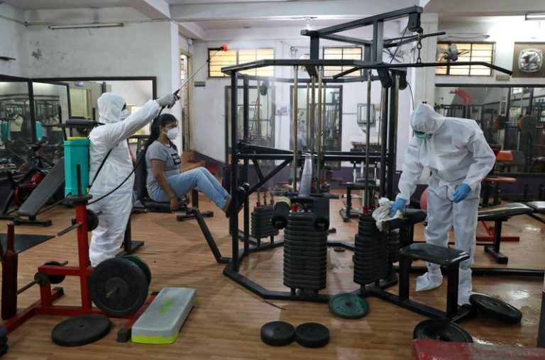 LYNXNPEG6U1B1.jpg,Un trabajador usando un traje de protección desinfecta un gimnasio ante el brote de coronavirus en Kolkata, India, 31 de julio de 2020. REUTERS/Rupak De Chowdhuri; Crédito: RUPAK DE CHOWDHURI, Reuters