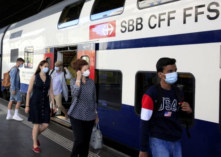 LYNXMPEG7106L.jpg,FOTO DE ARCHIVO: Varios pasajeros con mascarillas salen de un vagón de un tren del operador ferroviario suizo SBB en la estación central de Zúrich, Suiza, el 6 de julio de 2020. REUTERS/Arnd Wiegmann ; Crédito: Arnd Wiegmann, Reuters