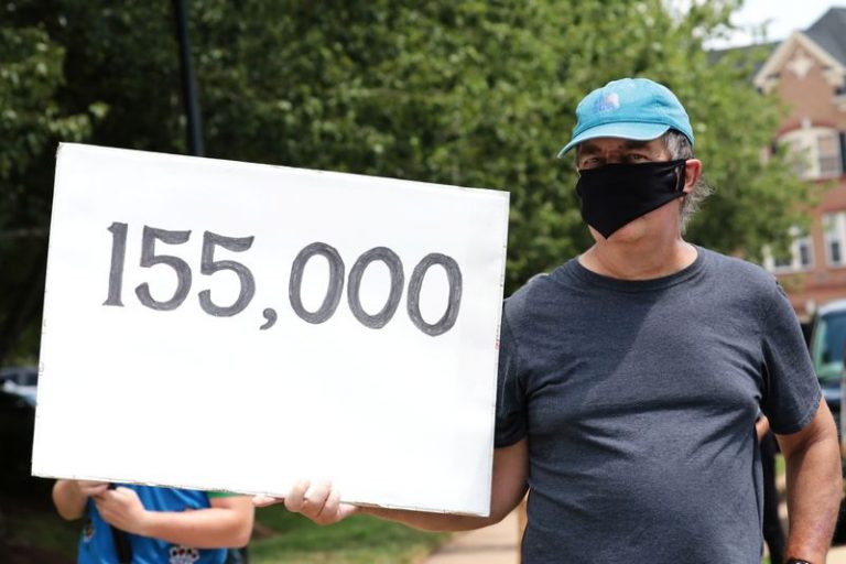 LYNXMPEG710ER.jpg,Un hombre con una mascarilla sostiene un cartel que marca las más de 155.000 muertes en Estados Unidos debido al coronavirus en Sterling, Virginia. Agosto2, 2020. REUTERS/Cheriss May; Crédito: CHERISS MAY, Reuters