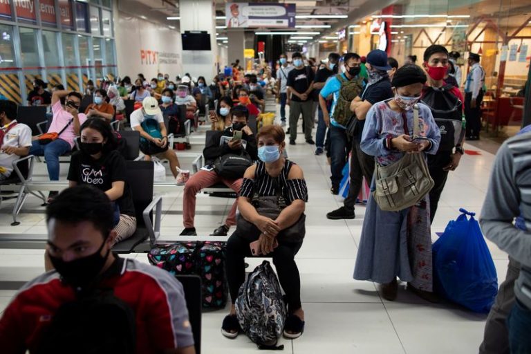 LYNXMPEG720Y1.jpg,Foto del lunes de filipinos haciendo fila en una terminal de buses en Manila. 
Ago 3, 2020. REUTERS/Eloisa Lopez; Crédito: ELOISA LOPEZ, Reuters