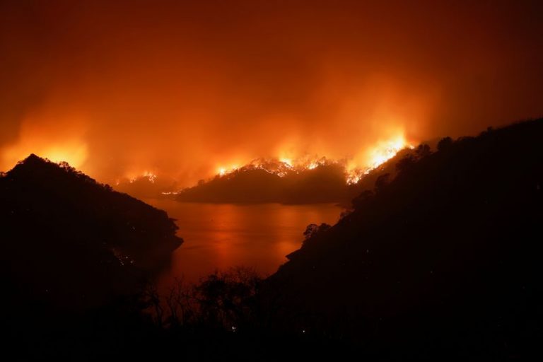 LYNXMPEG7J1PK.jpg,Llamas se observan a lo largo del lado este del lago Berryessa durante el incendio del Complejo de Incendios de LNU, cerca de Berryessa Highlands, California, EEUU, 19 de agosto de 2020. REUTERS / Stephen Lam; Crédito: STEPHEN LAM, Reuters