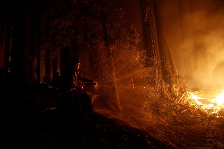 LYNXMPEG7K0TP-1.jpg,El bombero de CalFire Anthony Quiroz rocía agua durante el incendio del Complejo de Rayos de CZU en Boulder Creek, California, EEUU, 21 de agosto de 2020. REUTERS/Stephen Lam; Crédito: STEPHEN LAM, Reuters
