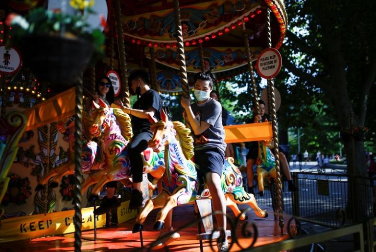 LYNXMPEG7K1JO.jpg,Una persona con mascarilla disfruta de un paseo en un carrusel de South Bank, en Londres, Reino Unido. 20 agosto 2020. REUTERS/Henry Nicholls; Crédito: Henry Nicholls, Reuters