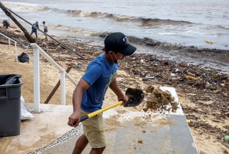 LYNXMPEG7L0CN.jpg,Un joven recoge escombros tras el paso del huracán Genevieve por Cabo San Lucas, en la península mexicana de Baja California. 20 agosto 2020, REUTERS/Fernando Castillo. PROHIBIDO ARCHIVO Y REVENTAS.; Crédito: Stringer, Reuters