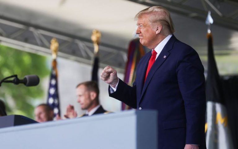 LYNXMPEG7L0ET.jpg,El presidente de EEUU, Donald Trump, en ceremonia de graduación 2020 en West Point, NY, EEUU, 13 junio 2020.
REUTERS/Jonathan Ernst; Crédito: Jonathan Ernst, Reuters