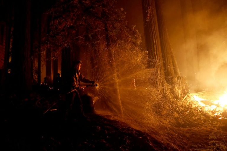 LYNXMPEG7M082.jpg,El bombero de Cal Fire Anthony Quiroz rocía agua sobre una llama mientras defiende una casa durante incnedio en Boulder Creek, California, EEUU, el 21 de agosto, 2020. REUTERS/Stephen Lam; Crédito: STEPHEN LAM, Reuters