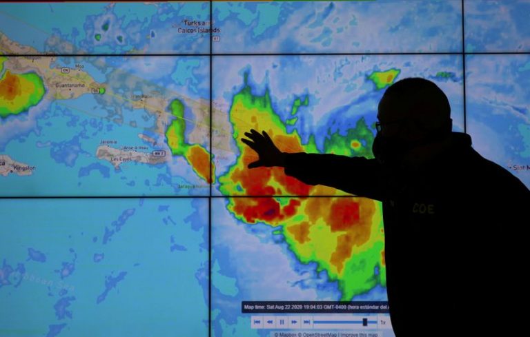 LYNXMPEG7M0DU.jpg,Un miembro del Comité de Operaciones de Emergencia mira la trayectoria de la tormenta Laura en Santo Domingo, República Dominicana. 22 agosto 2020. REUTERS/Ricardo Rojas; Crédito: Ricardo Rojas, Reuters