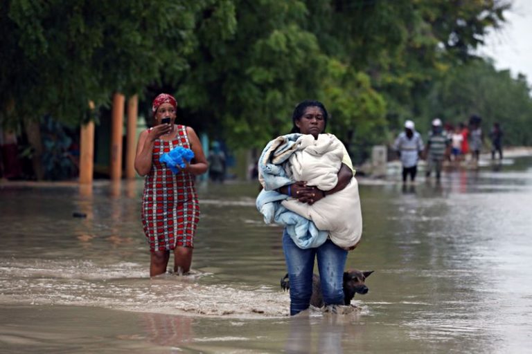 LYNXMPEG7N0VR-1.jpg,Varias personas andan por las calles inundadas tras el paso de la tormenta tropical Laura por Azúa, República Dominicana. 23 agosto 2020. REUTERS/Ricardo Rojas; Crédito: Ricardo Rojas, Reuters