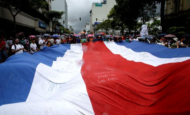 LYNXMPEG7N1QJ.jpg,Foto de archivo. Empleados del sector público muestran una bandera nacional en San José, Costa Rica, 26 de septiembre de 2018 REUTERS/Juan Carlos Ulate; Crédito: JUAN CARLOS ULATE, Reuters