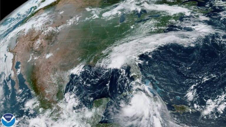 LYNXMPEG7O10A.jpg,La tormenta Marco llega a la costa de Louisiana mientras la tormenta Laura le sigue (abajo a la derecha) en una imagen satelital de la  National Oceanic and Atmospheric Administration (NOAA). 24 de agosto de  2020. CIRA/NOAA/Handout via REUTERS.; Crédito: CIRA/NOAA, Reuters