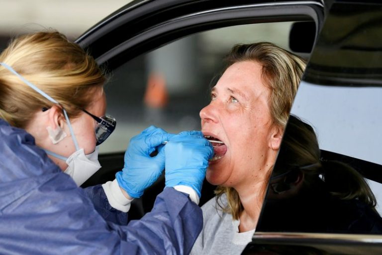LYNXMPEG7O14S.jpg,FILE PHOTO: A member of medical staff takes coronavirus test samples of a woman during drive-thru coronavirus disease (COVID-19) testing, on a converted ice rink, in Alkmaar, Netherlands April 8, 2020.  REUTERS/Piroschka van de Wouw/File Photo; Crédito: Piroschka Van De Wouw, Reuters