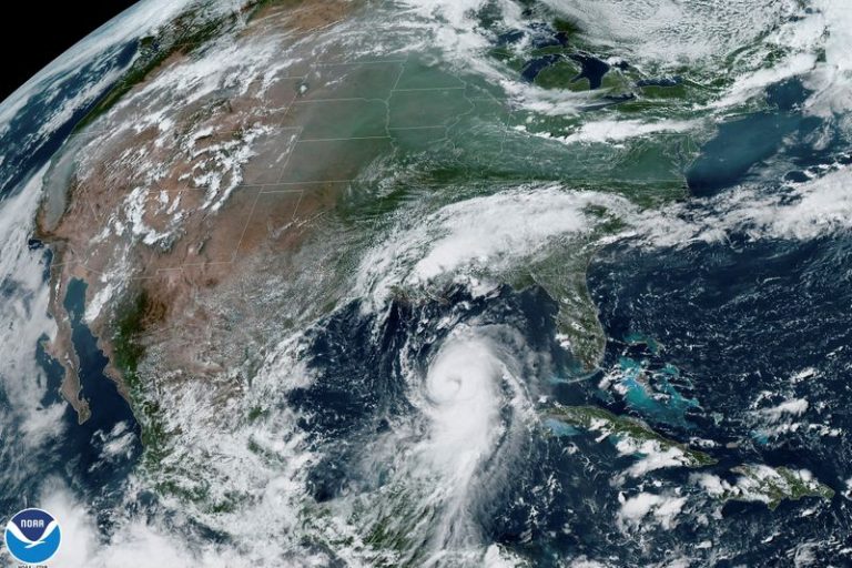 LYNXMPEG7P1JO.jpg,El huracán Laura se aproxima a la costa de  Texas y Louisiana. Imagen satelital del  NOAA GOES-East satellite. 26 de agosto de 2020. CIRA/NOAA/Handout via REUTERS; Crédito: CIRA/NOAA, Reuters