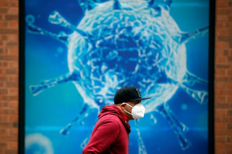 LYNXMPEG7P1JT.jpg,Foto de archivo. Un hombre utilizando una mascarilla protectora pasa frente a una ilustración de un virus en Oldham. Reino Unido, 3 de agosto de 2020. REUTERS/Phil Noble; Crédito: PHIL NOBLE, Reuters