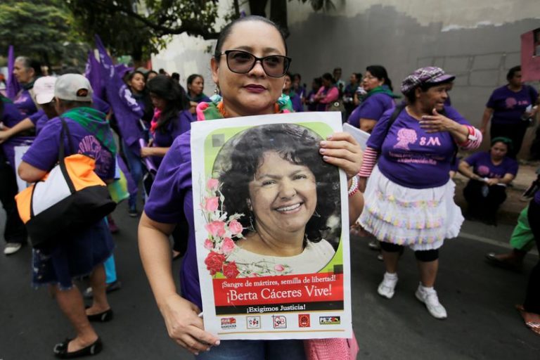 LYNXMPEG7Q0YQ.jpg,Imagen de archivo. Una mujer sostiene un cartel con una foto de la activista ambiental indígena Berta Cáceres, asesinada durante una protesta para conmemorar el Día Internacional de la Mujer frente a la fiscalía en Tegucigalpa, Honduras. el 8 de marzo de 2019. REUTERS / Jorge Cabrera; Crédito: JORGE CABRERA, Reuters