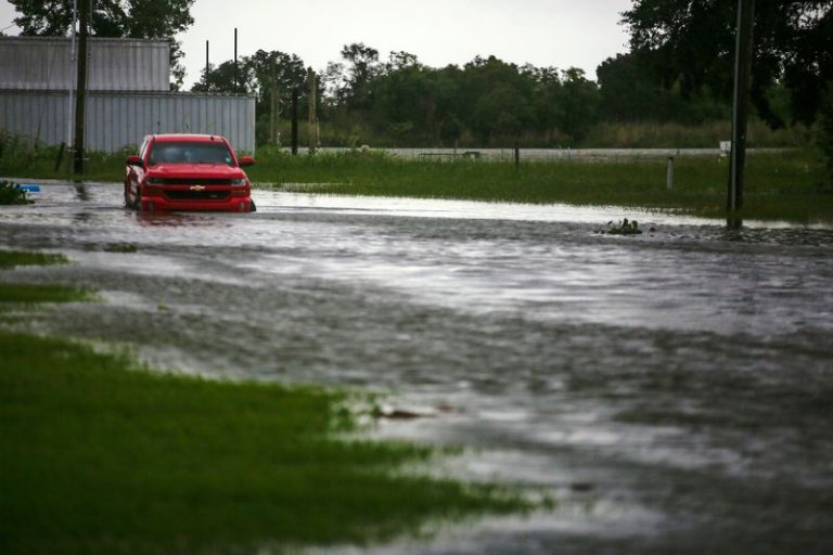 LYNXMPEG7Q15Q-2.jpg,Foto del miércoles de un auto sumergido en el agua como consecuencia de las lluvias caídas por el huracán Laura en cerca de Vermilion Bay, en Abbeville, Luisiana. 
Ago 26, 2020.  REUTERS/Kathleen Flynn 
; Crédito: KATHLEEN FLYNN, Reuters