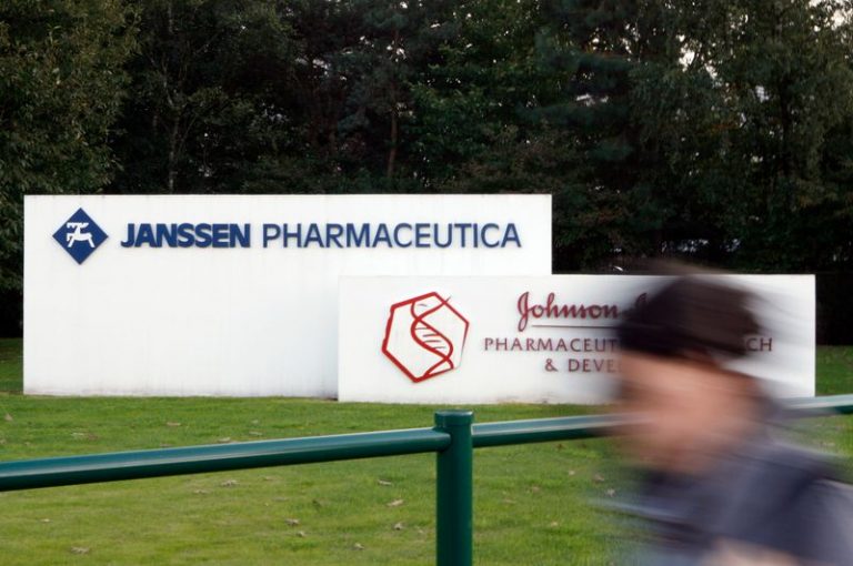 LYNXMPEG7R11X.jpg,FOTO DE ARCHIVO. Un trabajador abandona el edificio del centro de investigación de la empresa farmacéutica Janssen Pharmaceutica, en Beerse, Bélgica. 18 de septiembre de 2007. REUTERS/Sebastien Pirlet   (BELGIUM); Crédito: SEBASTIEN PIRLET, Reuters