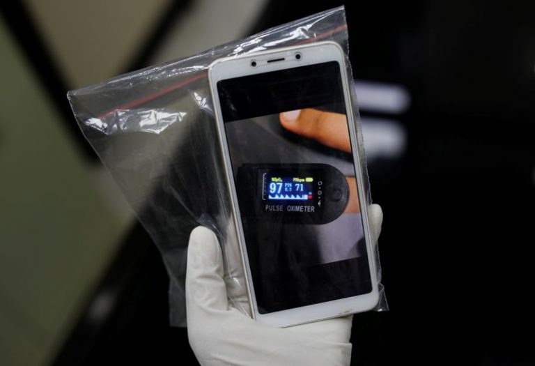 LYNXMPEG7U1BV.jpg,Kamal Kumari muestra la lectura en un oxímetro de pulso de un paciente contagiado de COVID-19, en su celular, Nueva Delhi, India, 26 agosto 2020.
REUTERS/Adnan Abidi; Crédito: ADNAN ABIDI, Reuters