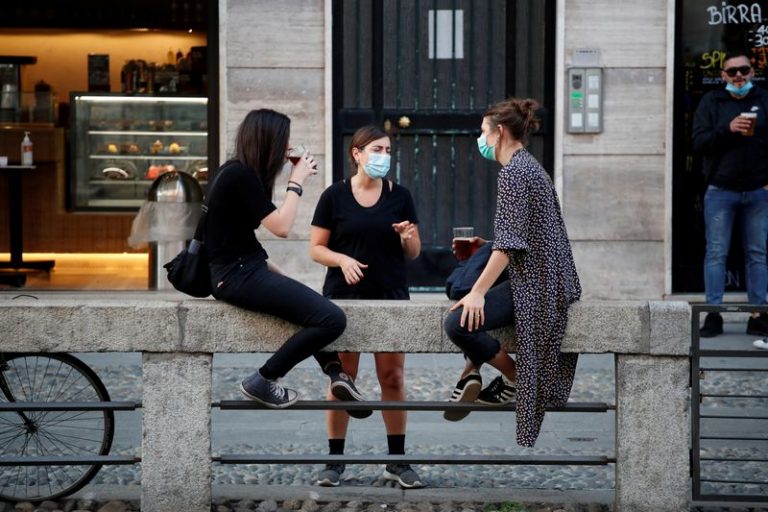 LYNXNPEG721A0.jpg,Tres mujeres conversan en el área de Navigli de Milán tras el levantamiento de las restricciones por el coronavirus. Mayo, 2020. ARCHIVO. REUTERS/Alessandro Garofalo; Crédito: ALESSANDRO GAROFALO, Reuters