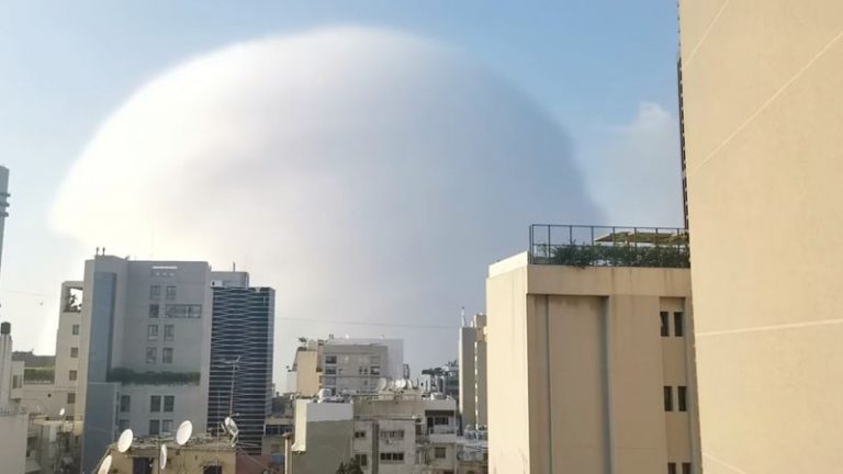 LYNXNPEG740XW.jpg,A shockwave is seen during an explosion in Beirut, Lebanon August 4, 2020, in this picture obtained from a social media video. Karim Sokhn/Instagram/Ksokhn + Thebikekitchenbeirut/via REUTERS ; Crédito: KARIM SOKHN, Reuters